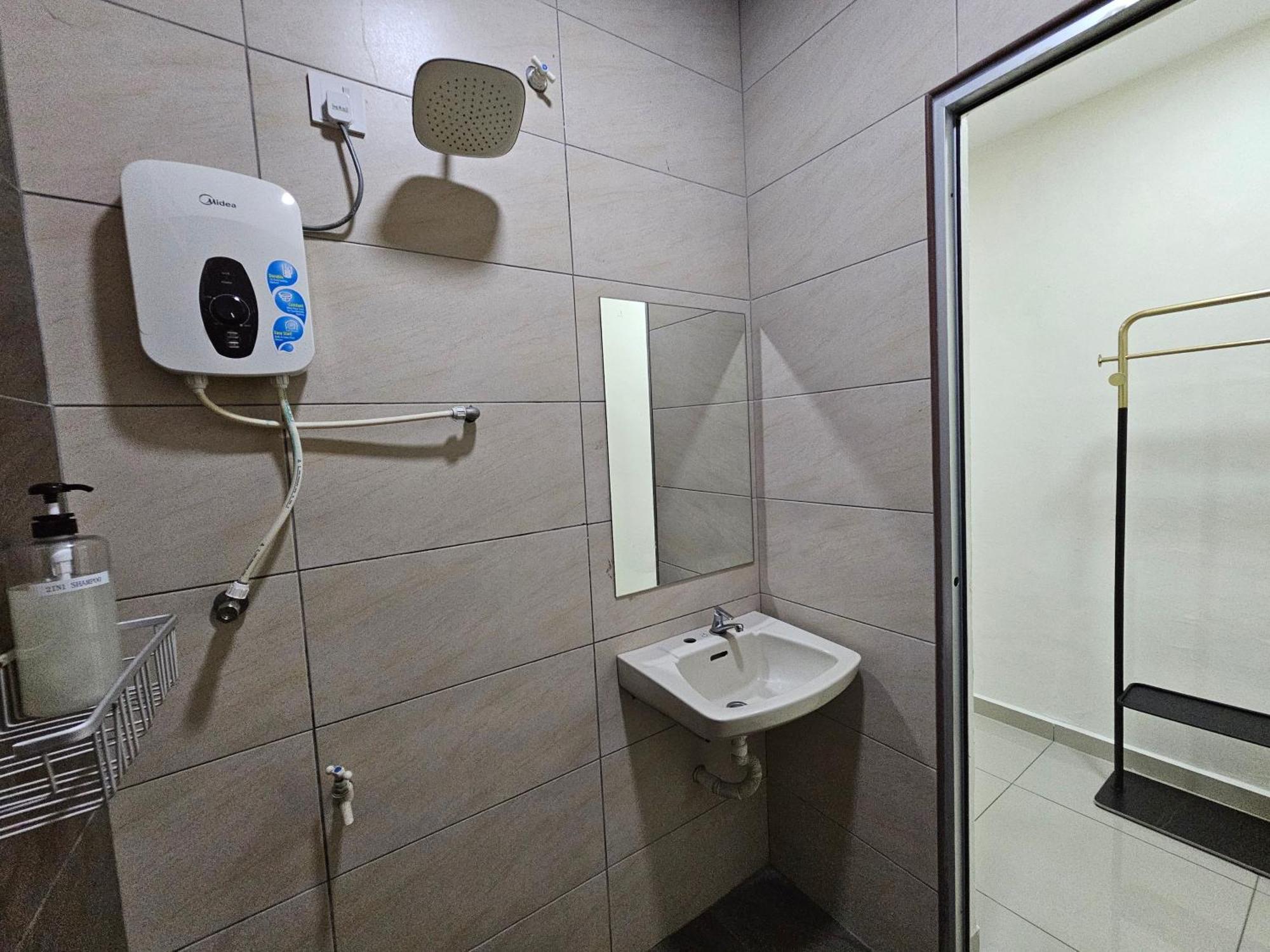 Warni 45 Whole Or Homestay Muar